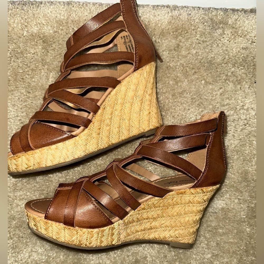 WOMENS AMERICAN EAGLE STRAPY WEDGE SHOES SIZE 6.5 BROWN - Picture 2 of 10